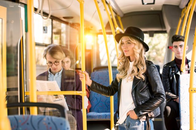 Frau im Bus