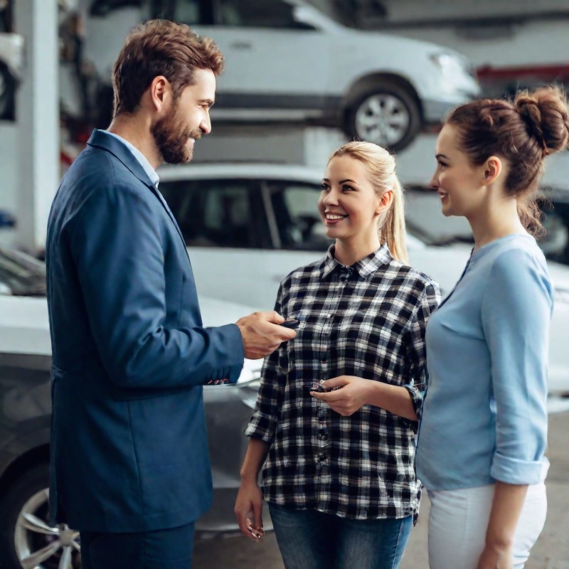 Schlüsselübergabe vor Autowerkstatt